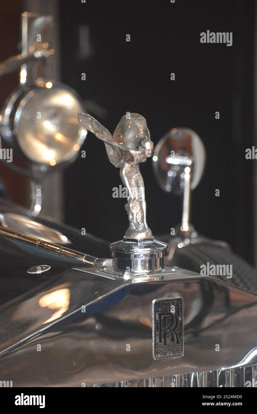 „Spirit of Ecstasy“-Maskottchen auf der Motorhaube eines Rolls Royce 40/50 Phantom II von 1933 im National Motor Museum Trust in Beaulieu, England, Großbritannien. Stockfoto