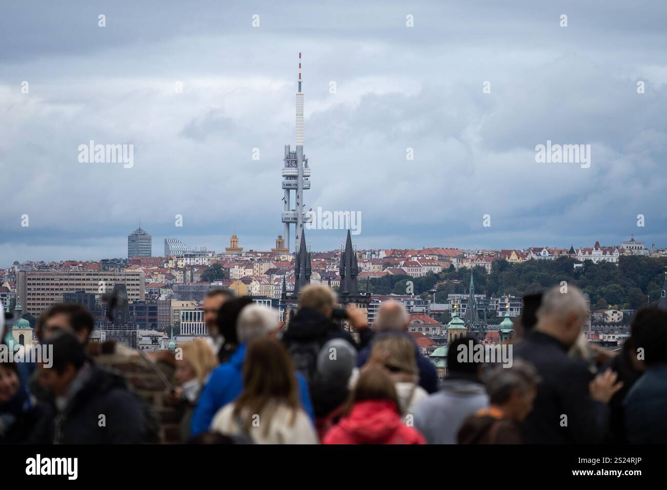 Prag, Tschechische Republik. 4. Oktober 2024 - Menschenmassen bewundern die Skyline der Stadt mit dem Zizkov-Fernsehturm von einem Aussichtspunkt in der Prager Burg Stockfoto