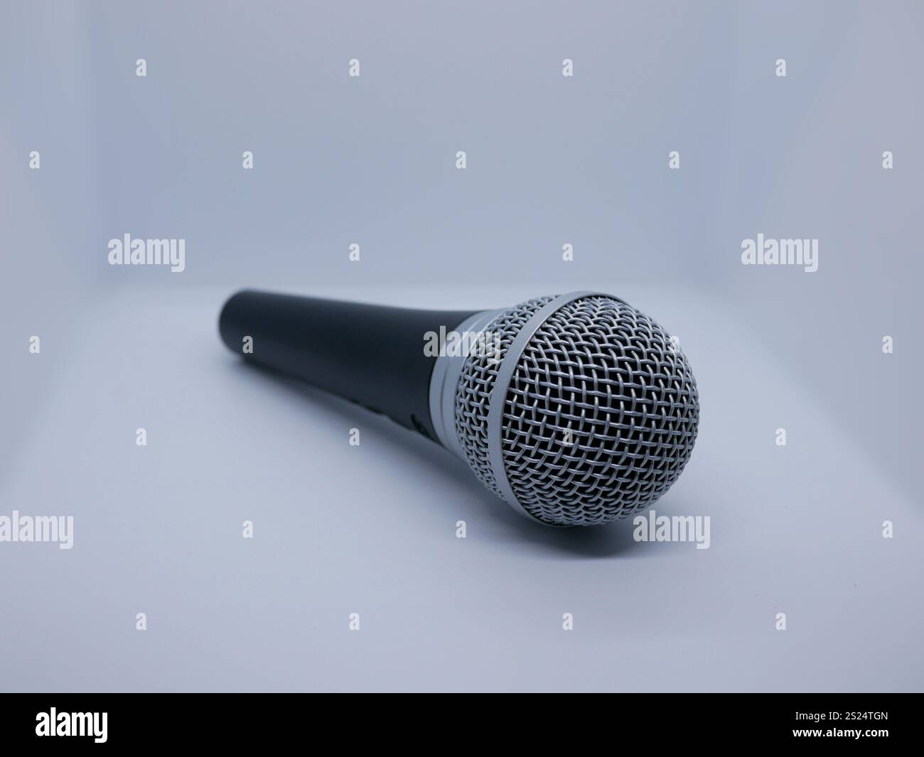 Drahtloses Mikrofon auf weißem Hintergrund, Audioaufnahmegerät. Stockfoto