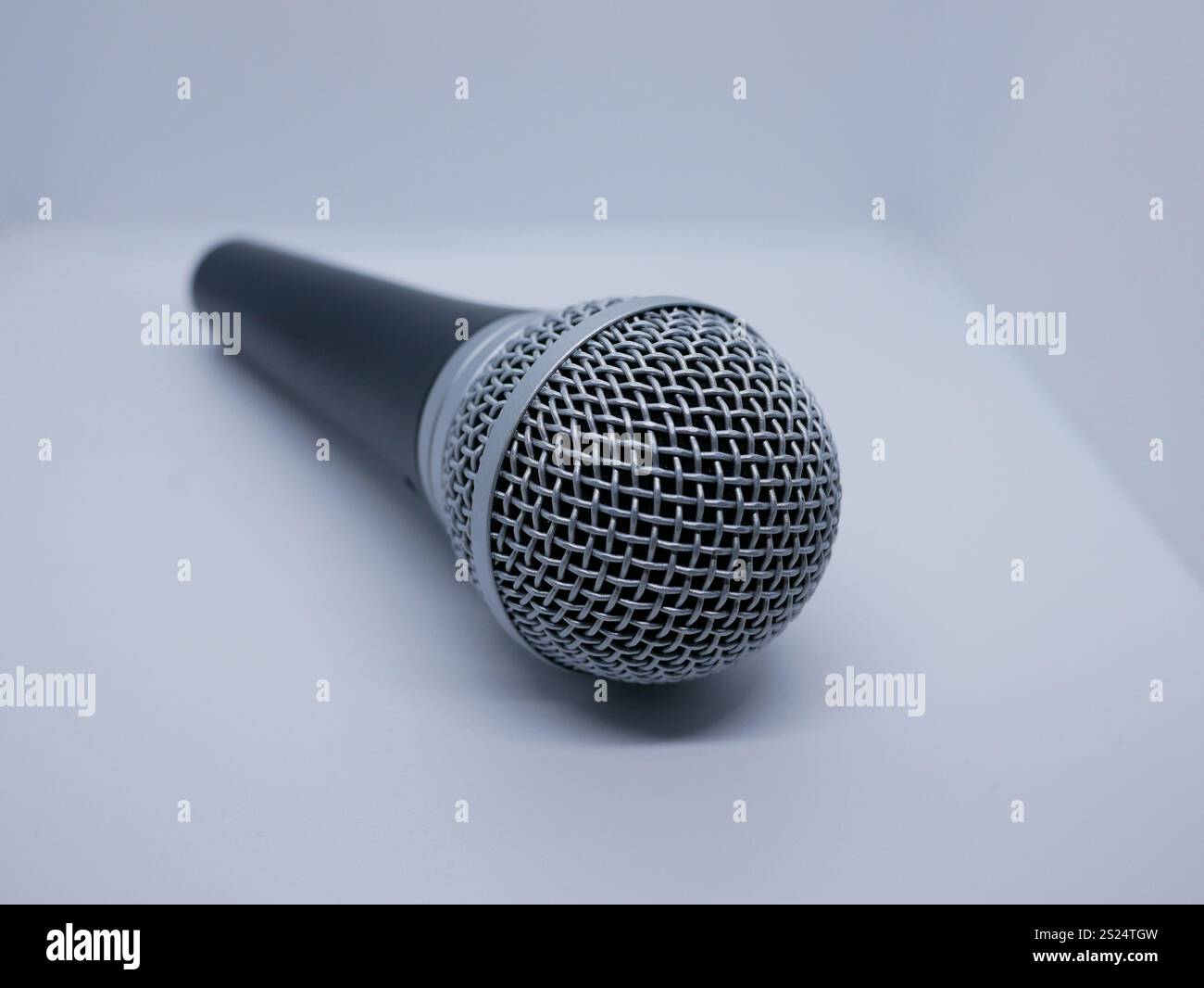 Drahtloses Mikrofon auf weißem Hintergrund, Audioaufnahmegerät. Stockfoto