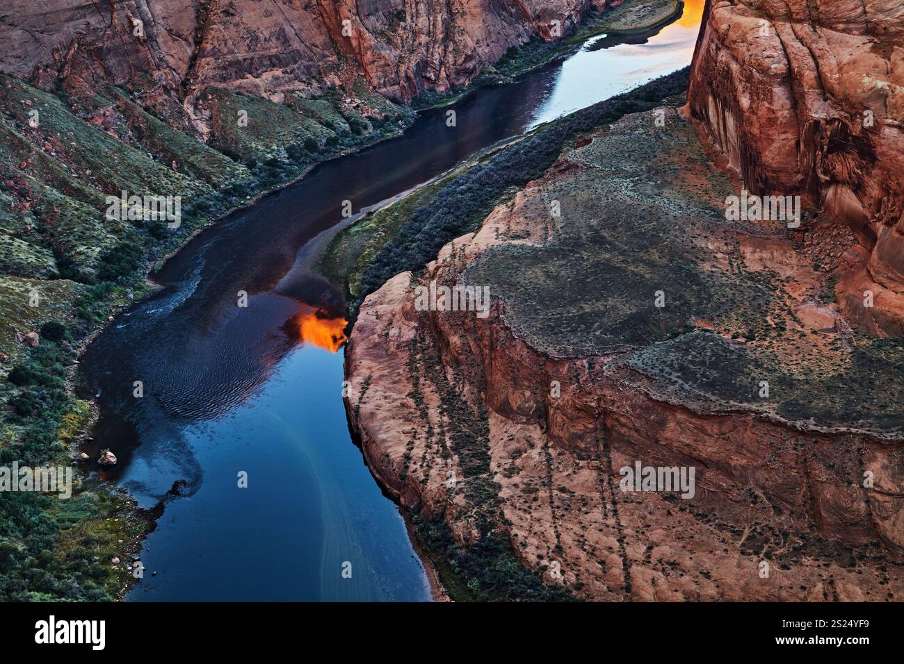Colorado River bei Sonnenaufgang, Fragment des berühmten Mäander Horseshoe Bend in der Nähe der Stadt Page, Arizona, USA Stockfoto