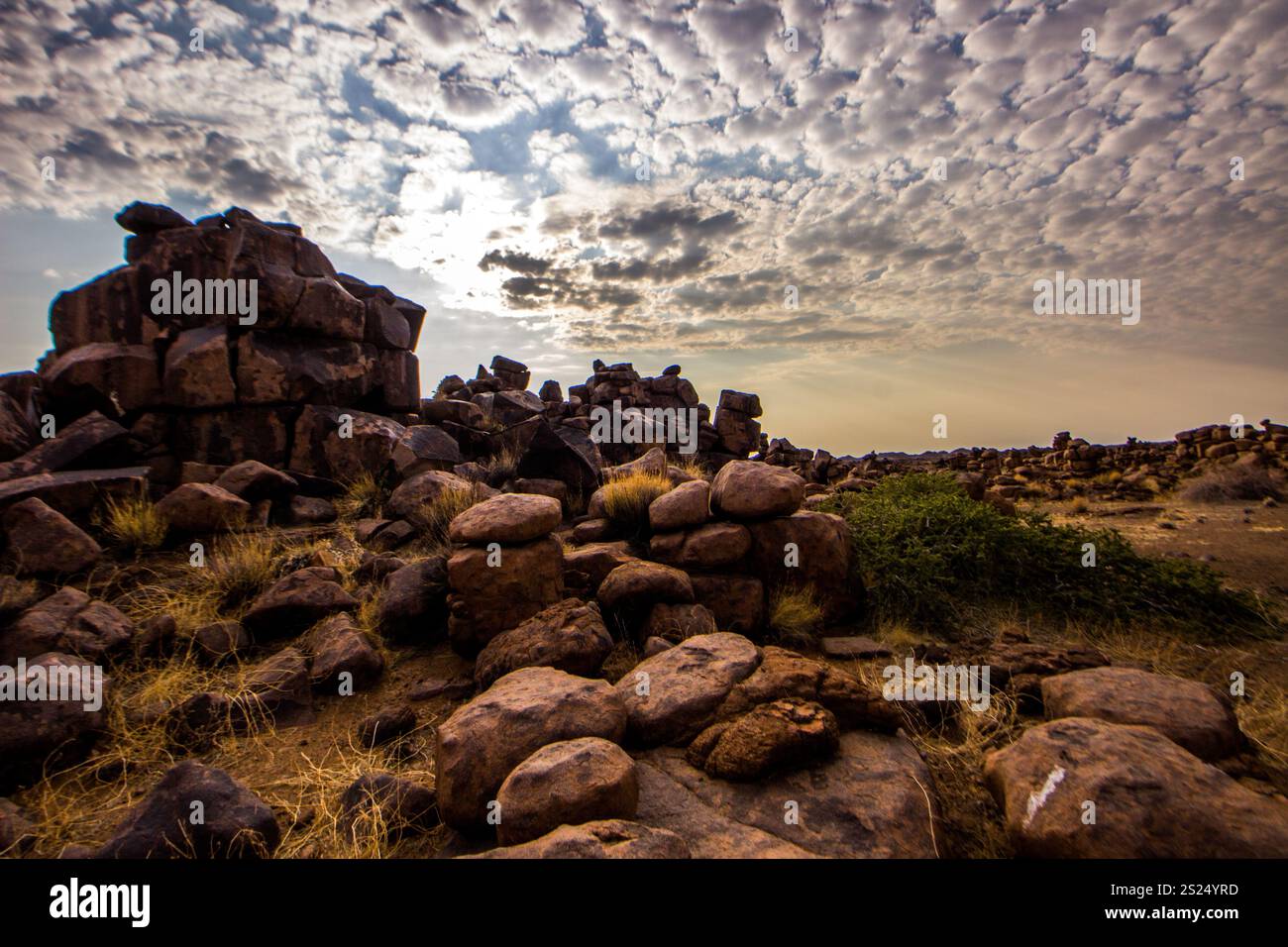 Sonnenaufgang über der seltsamen, erodierten Landschaft des Spielplatzes der Giants in Namibia Stockfoto