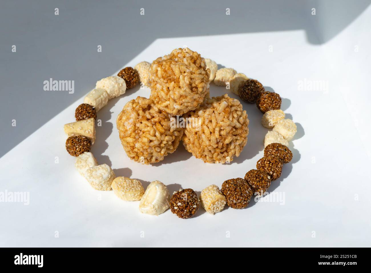 Hindu Festival Makar Sakranti alias Maghe Sankranti Jaggery, Sesambällen usw. Stockfoto