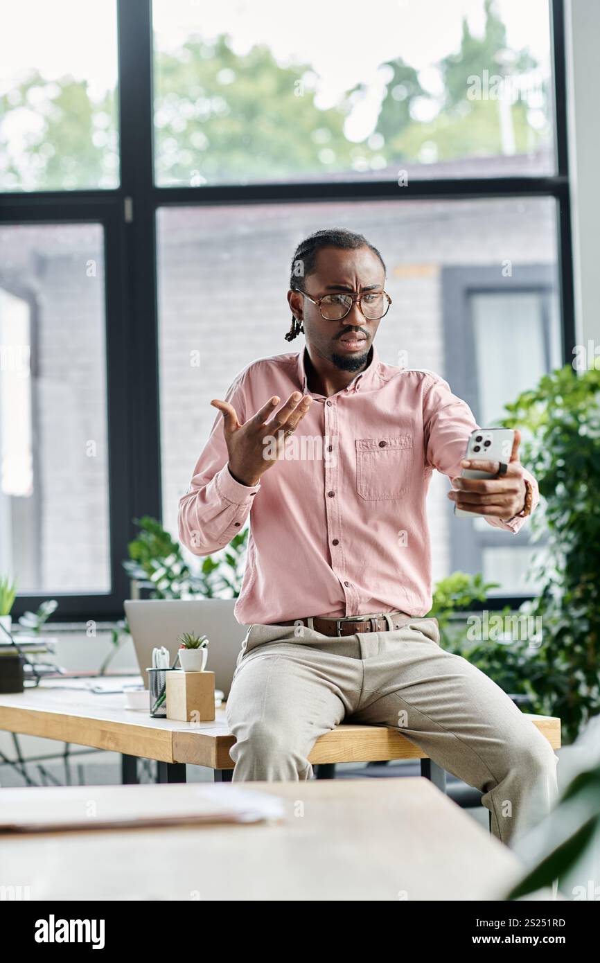 Digitaler Nomad nimmt aktiv an einer virtuellen Diskussion Teil, während er an einem eleganten Schreibtisch sitzt. Stockfoto