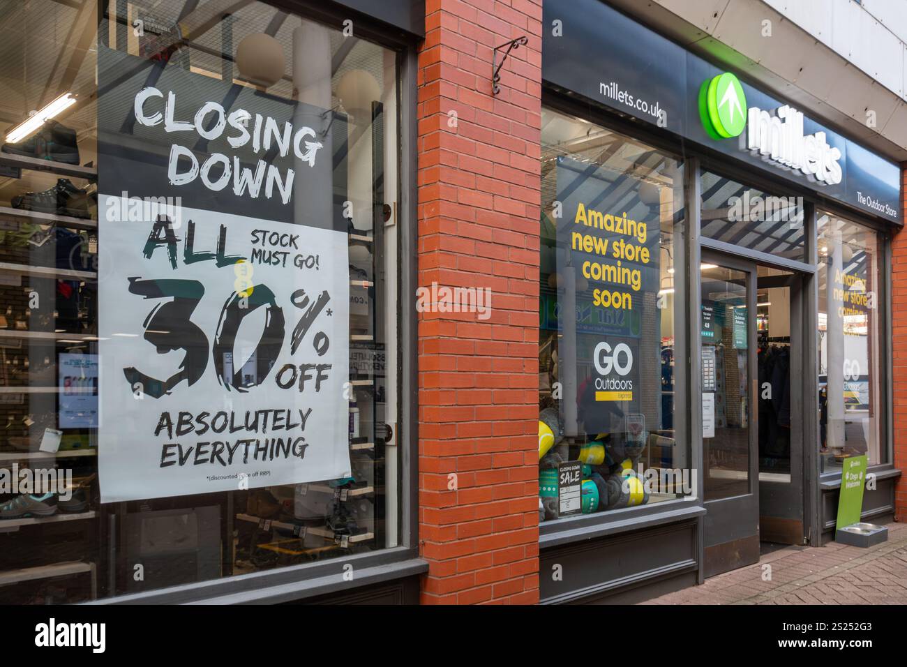 Januar 2025. Farnborough, Hampshire, England, Großbritannien. Millets, der Outdoor-Bekleidungs- und Ausrüstungshändler, schließt 2025 einige seiner Geschäfte. Der Mills Shop im Stadtzentrum von Farnborough hat derzeit einen Rabatt von 30 %. Es wird von Go Outdoors Express übernommen. Stockfoto