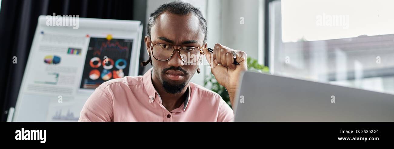 Konzentrierte digitale Nomaden können mit einem Notebook an einem eleganten Arbeitsplatz voller Kreativität arbeiten. Stockfoto