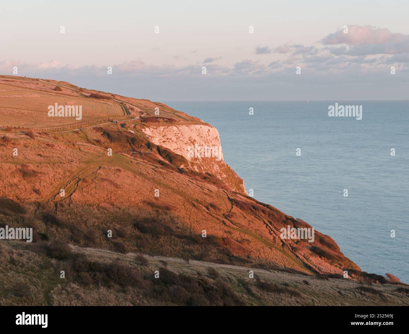 Leute, die zu Fuß gehen, Dämmerung an den weißen Klippen von Dover, Soft Light, Dover, Kent, England, GROSSBRITANNIEN, GB. Stockfoto