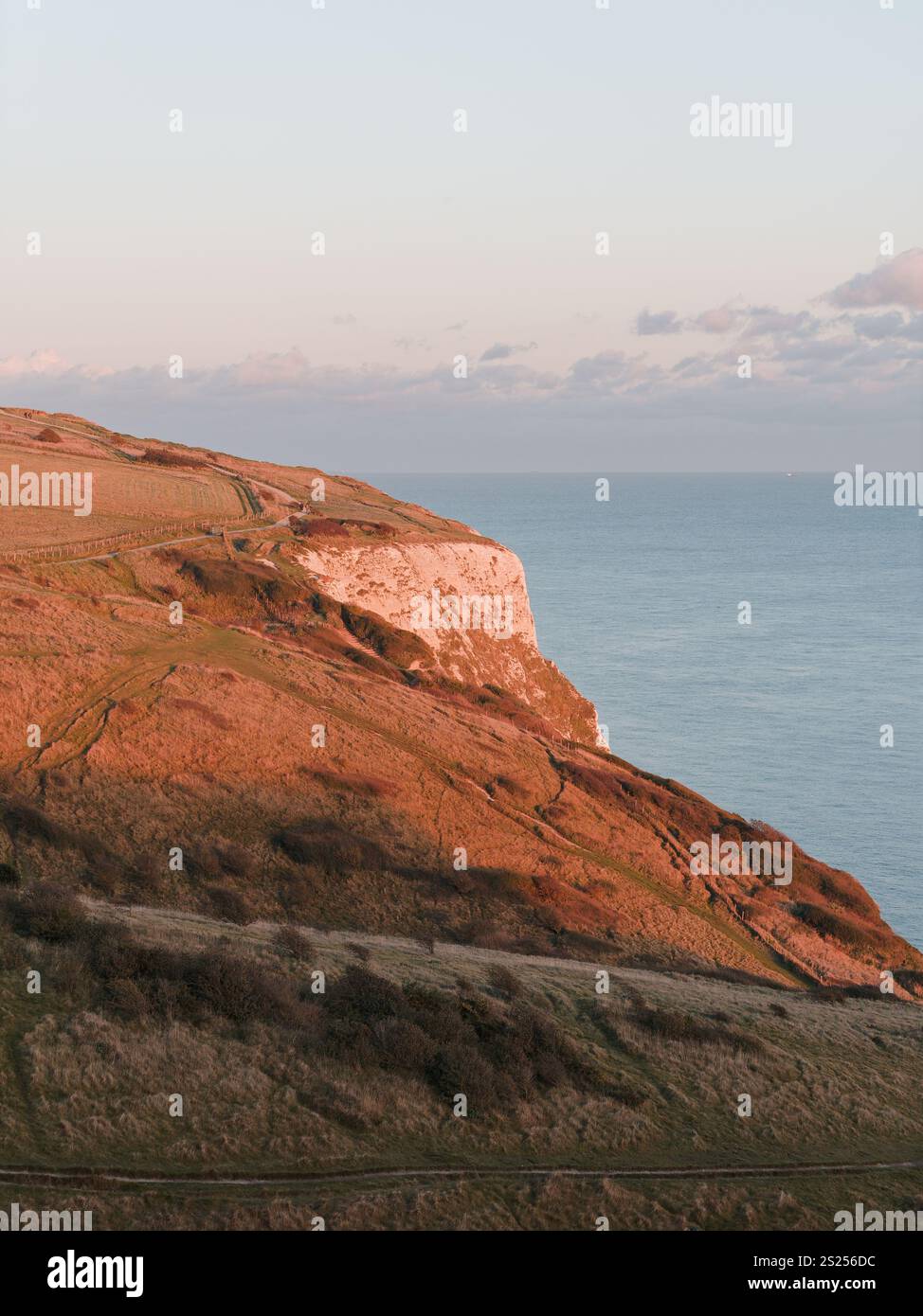 Leute, die zu Fuß gehen, Dämmerung an den weißen Klippen von Dover, Soft Light, Dover, Kent, England, GROSSBRITANNIEN, GB. Stockfoto