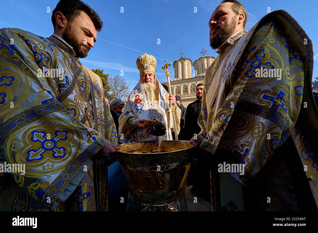 Bukarest, Rumänien. 6. Januar 2025: Patriarch Daniel (C) nimmt großes Heiliges Wasser, um die orthodoxen Gläubigen während des Epiphanienfestes in der Patriarchalkirche in Bukarest zu besprengen. Quelle: Lucian Alecu/Alamy Live News Stockfoto