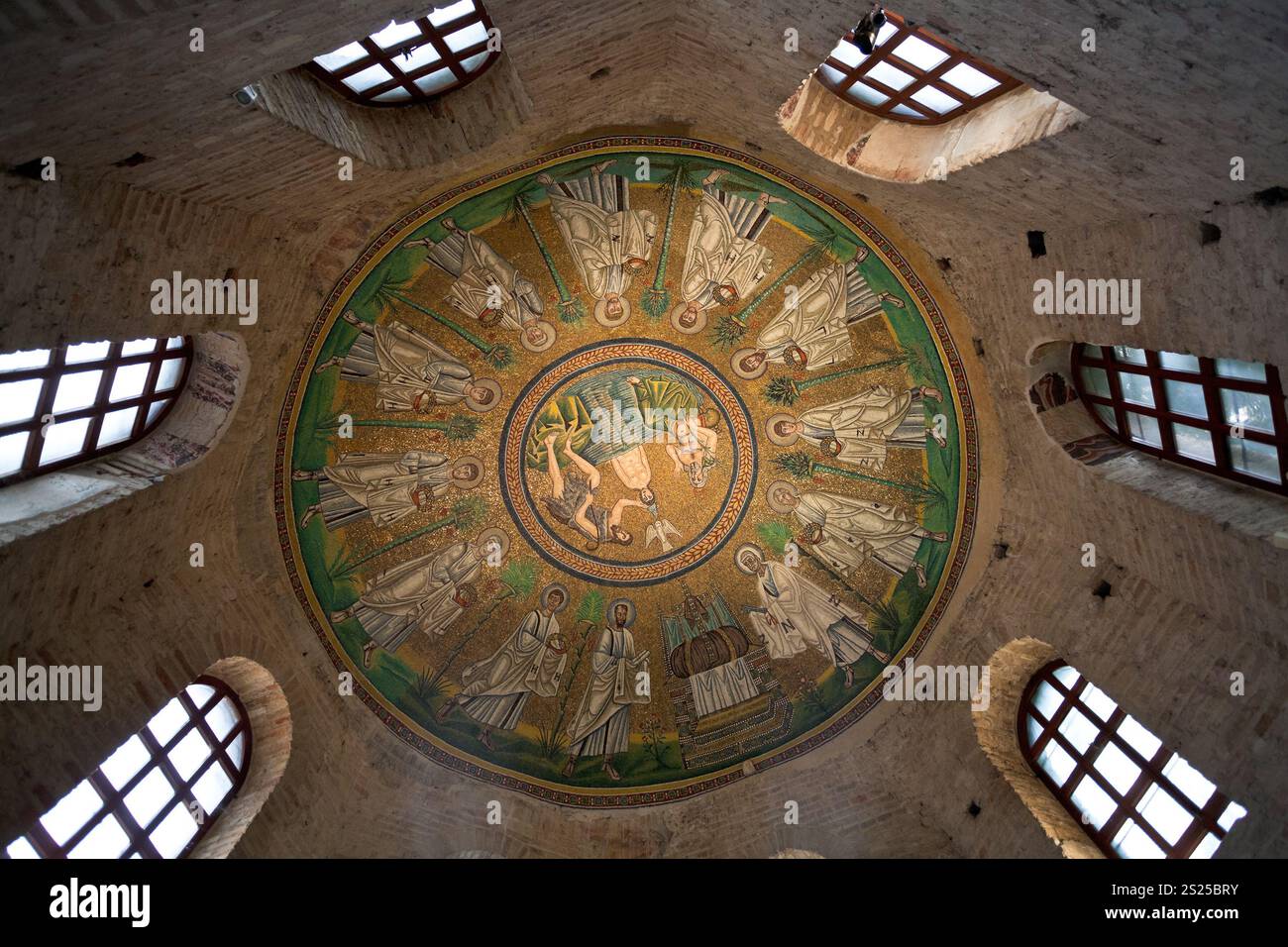 RAVENNA, ITALIEN - 4. NOVEMBER: Deckenmosaik des Arian Baptisteriums. Sie wurde von dem ostgotischen König Theoderich dem Großen am Ende des 5. Jahrhunderts errichtet Stockfoto