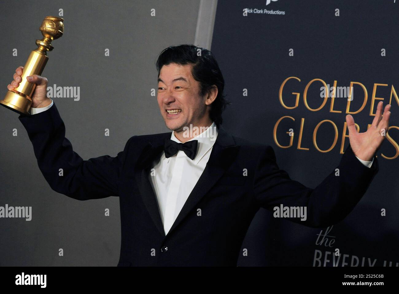 Tadanobu Asano mit dem Preis für den besten TV-Nebendarsteller in Shogun bei der Verleihung der 82. Golden Globe Awards 2025 im Beverly Hilton Hotel. Beverly Hills, 05.01.2025 *** Tadanobu Asano mit dem Preis für den besten TV-Nebendarsteller in Shogun bei den Golden Globe Awards 82 2025 im Beverly Hilton Hotel Beverly Hills, 05 01 2025 Foto:XJ.xBlocx/xFuturexImagex Globes 5614 Stockfoto