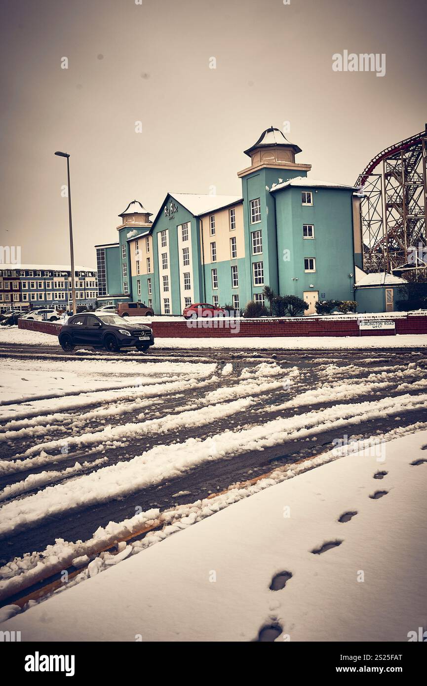Das Big Blue Hotel am Blackpool Pleasure Beach im Januar Schnee Stockfoto