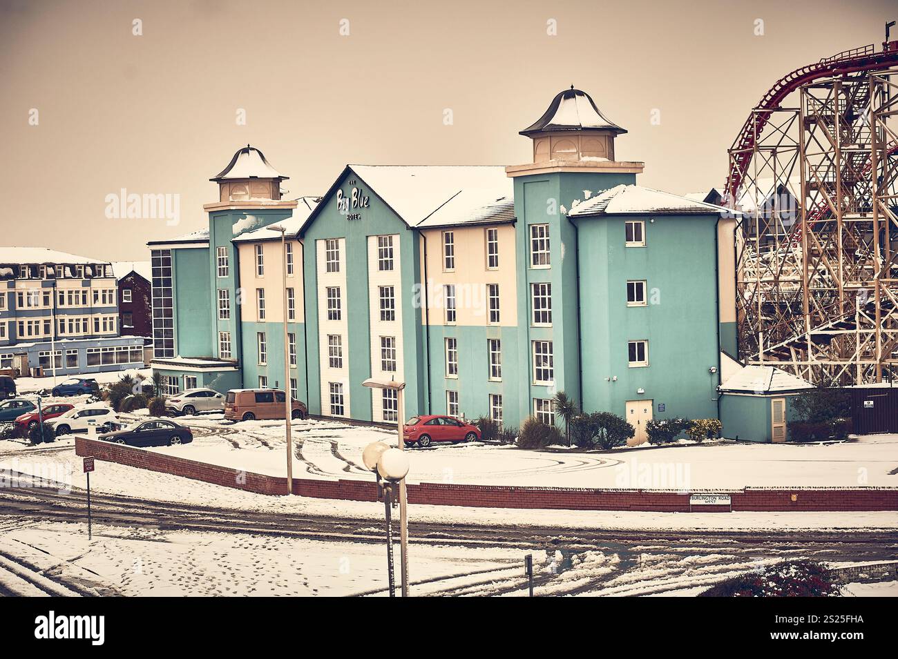 Das Big Blue Hotel am Blackpool Pleasure Beach im Januar Schnee Stockfoto