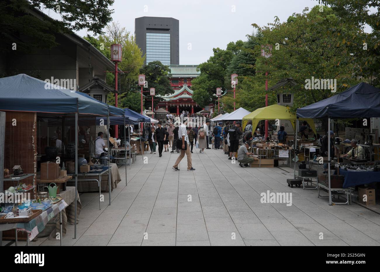 Tomioka Hachiman Schrein Floh und Antiquitätenmarkt in Tokio Japan Stockfoto