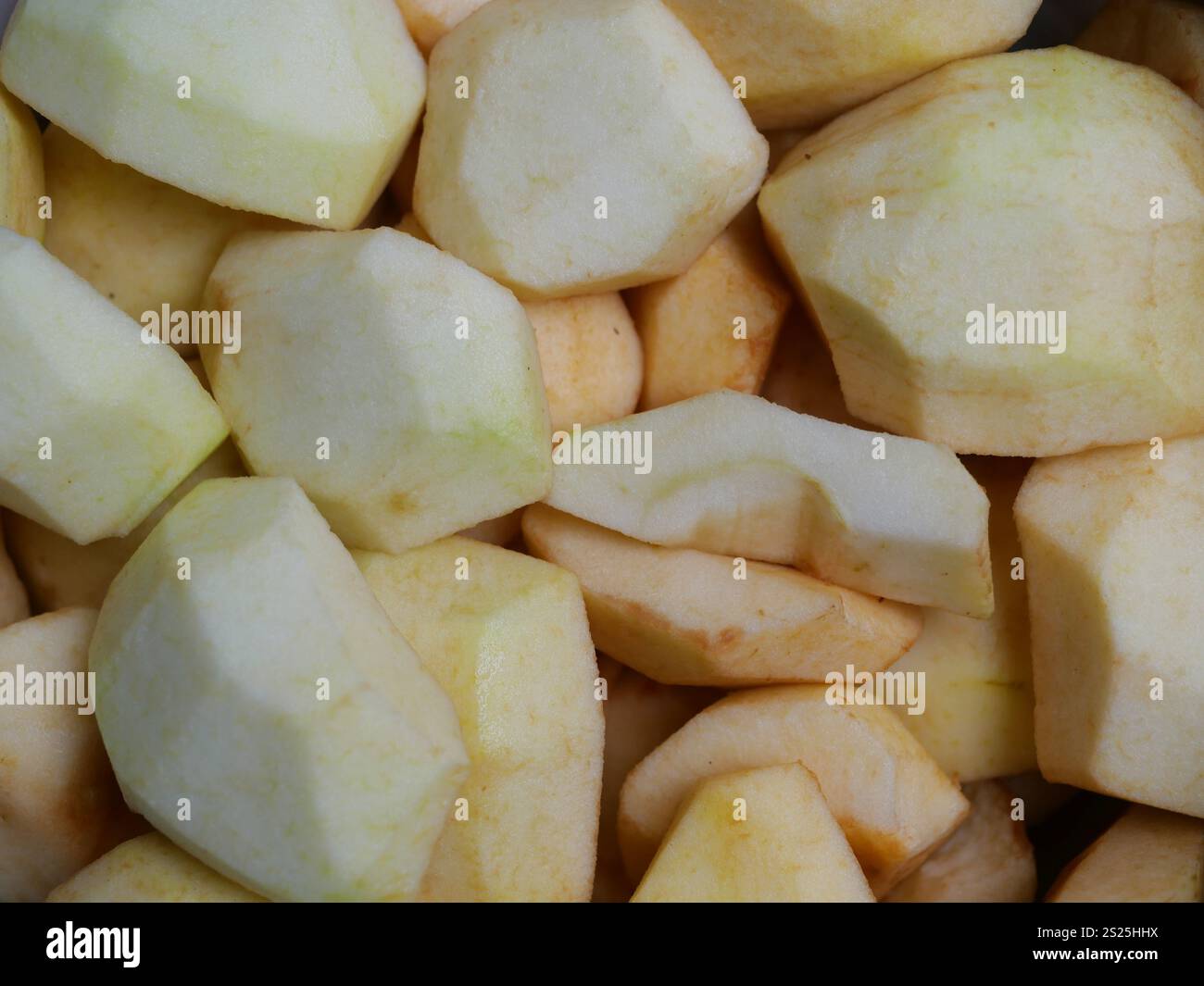 Eine Schüssel voller Apfelstücke, bereit für köstliche Herbstgerichte. Stockfoto