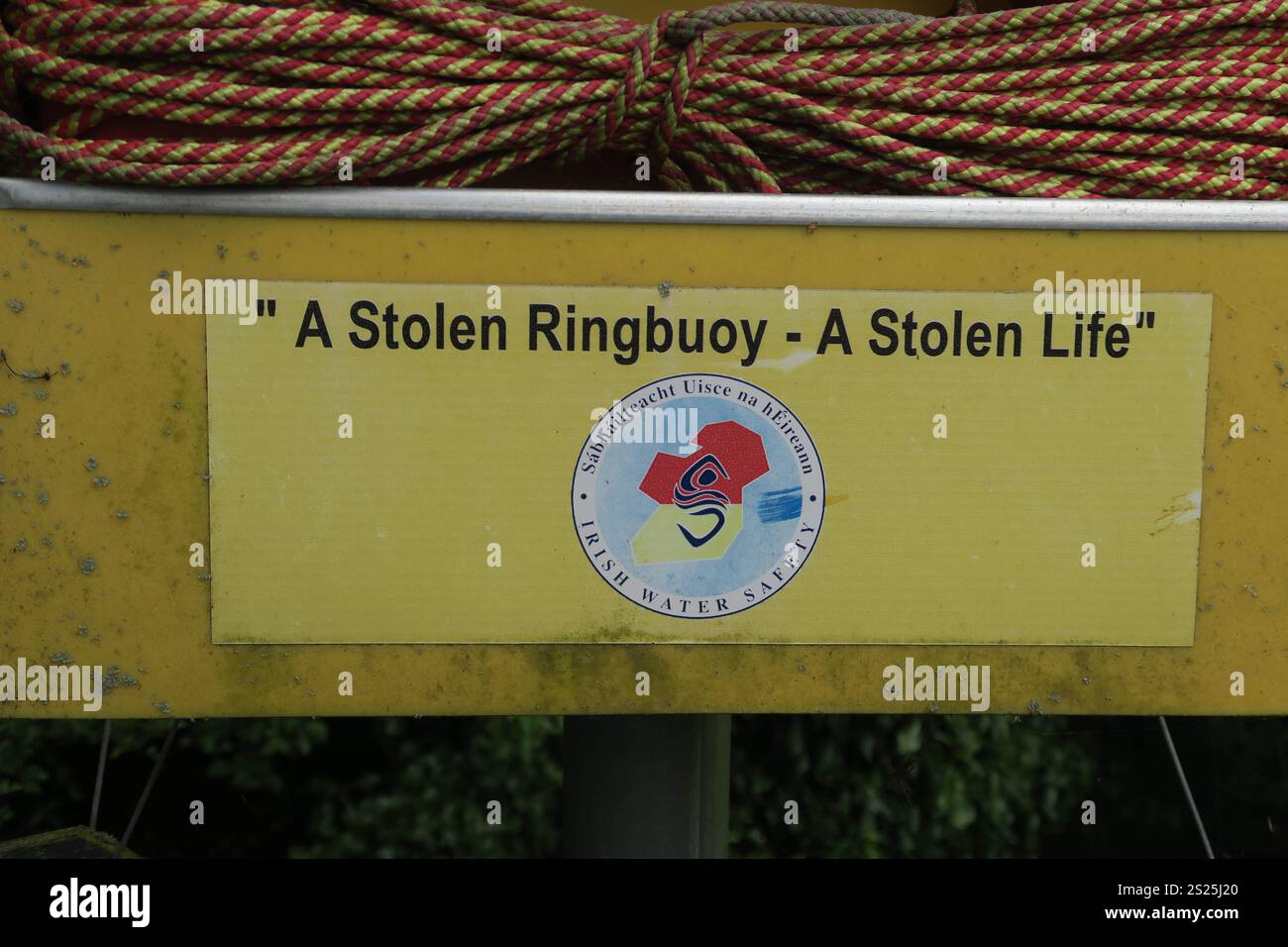 Ein Rettungsgürtel mit der Vorsorgeunterschrift, Eine gestohlene Ringboje, ein gestohlenes Leben Stockfoto Ein Rettungsgürtel mit der Vorsorgeunterschrift, Eine gestohlene Ringboje, ein gestohlenes Leben Stockfoto