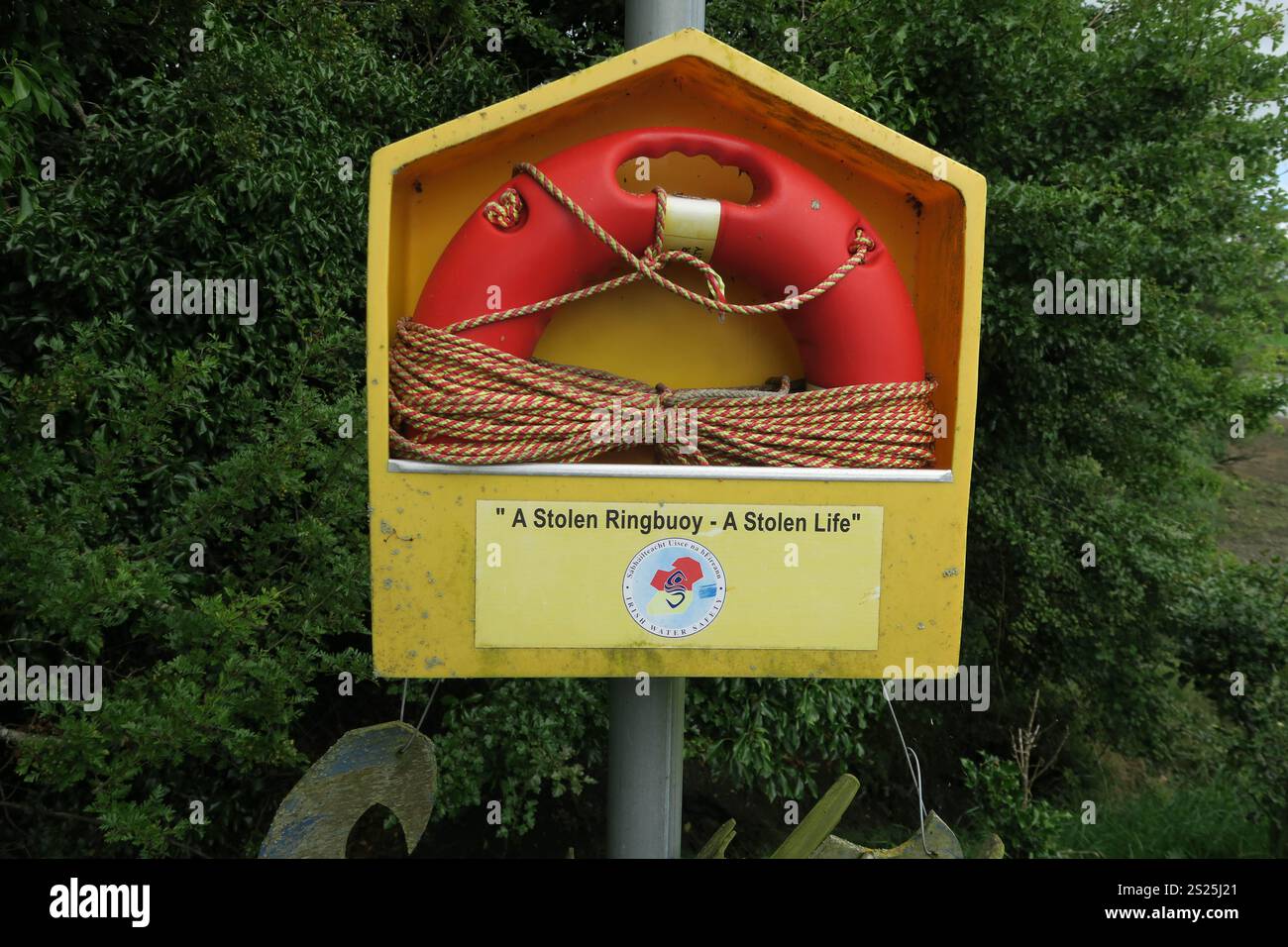 Ein Rettungsgürtel mit der Vorsorgeunterschrift, Eine gestohlene Ringboje, ein gestohlenes Leben Stockfoto Ein Rettungsgürtel mit der Vorsorgeunterschrift, Eine gestohlene Ringboje, ein gestohlenes Leben Stockfoto
