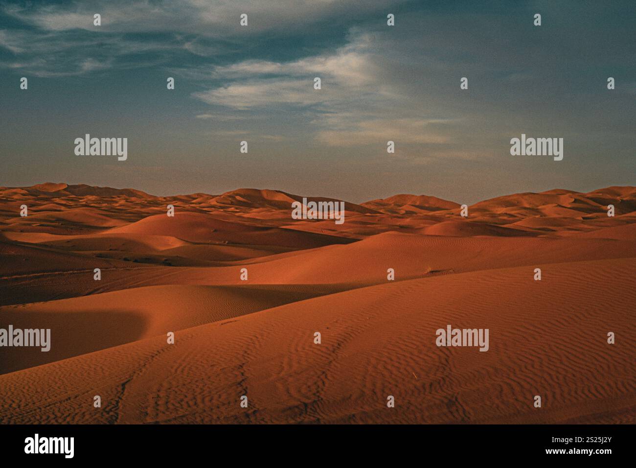 Sanfte Sanddünen des Erg Chebbi bei Merzouga, Errachidia, Marokko, Afrika Stockfoto