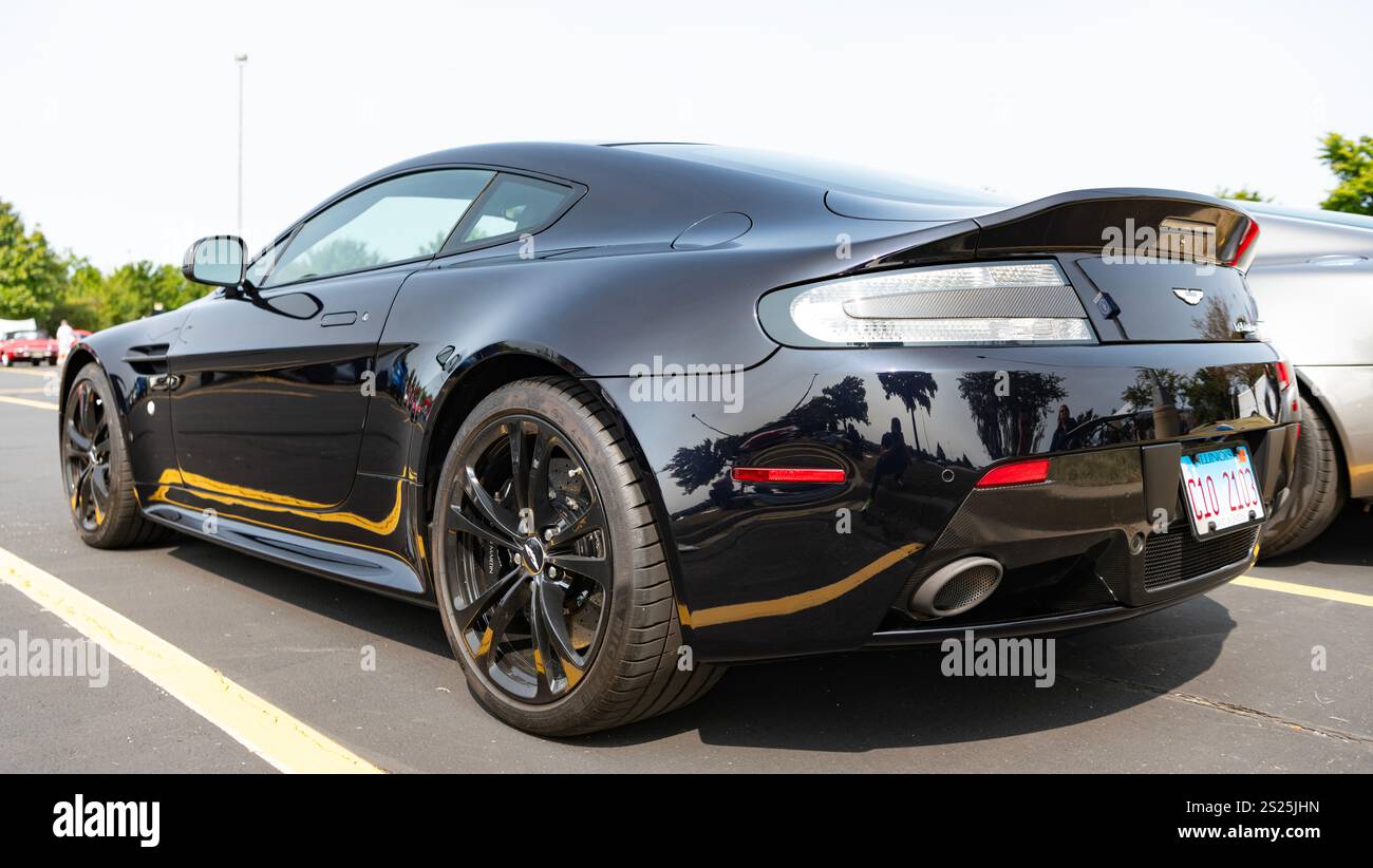 Chicago, Illinois, USA - 08. September 2024: 2008 Aston Martin V12 Vantage GT schwarzer Sportwagen, Eckansicht. Aston Martin V12 Vantage GT. Cabriolet A Stockfoto