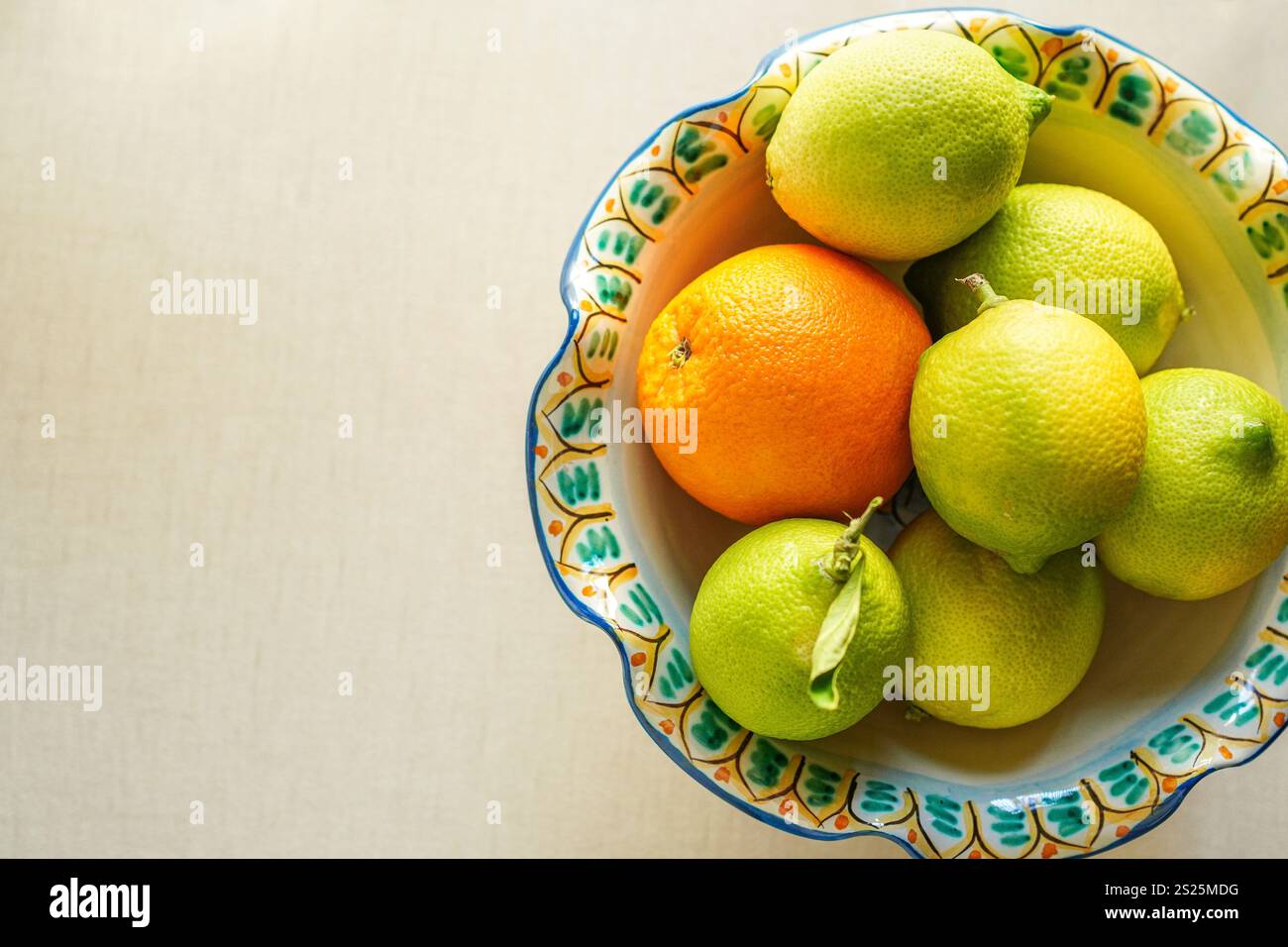 Handbemalte Obstschale aus Sizilien, Italien mit Orange und Zitronen Stockfoto