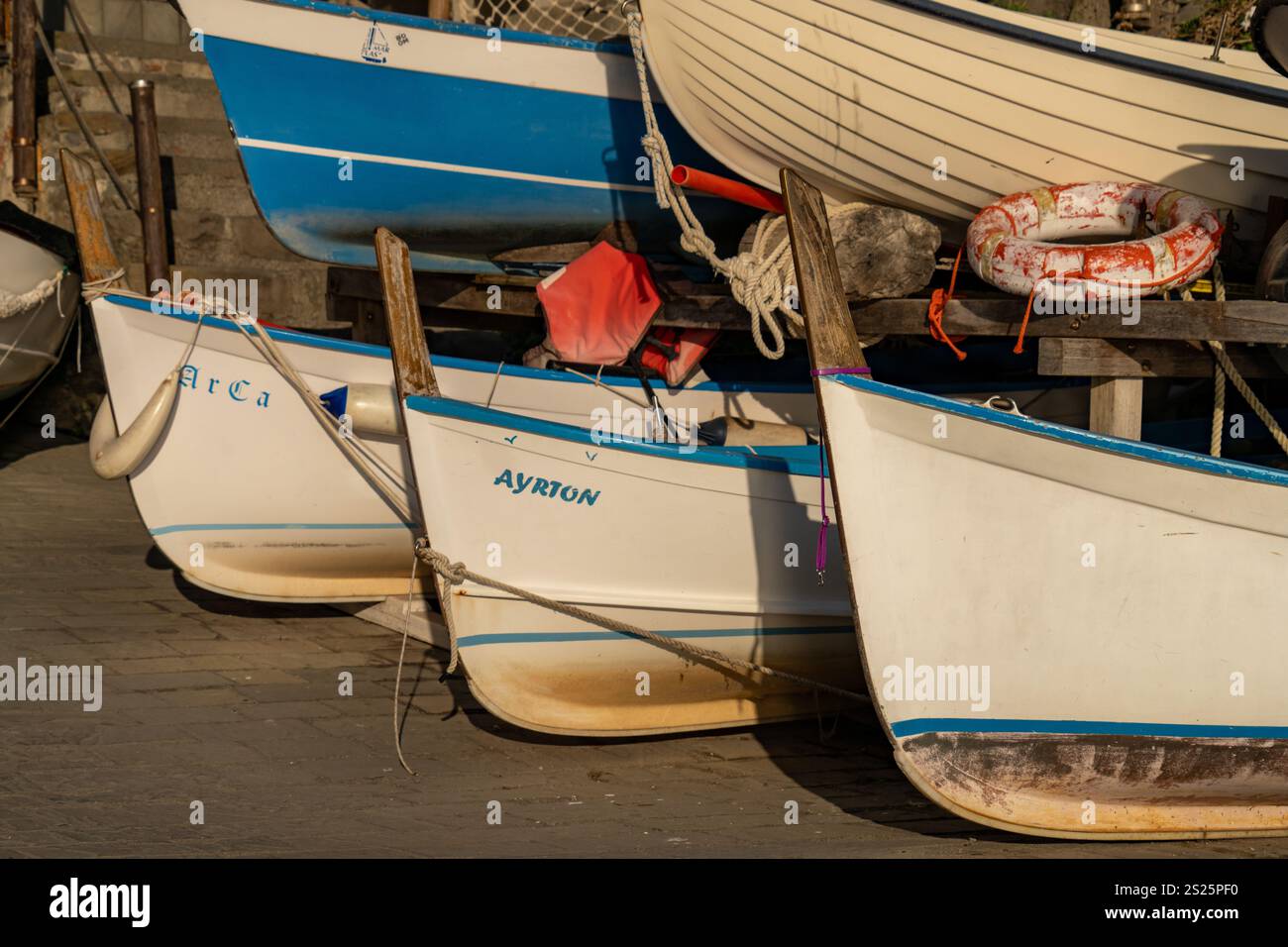 Boote aus dem Wasser am Hafen in Riomaggiore, Cinque Terre, Italien. Stockfoto