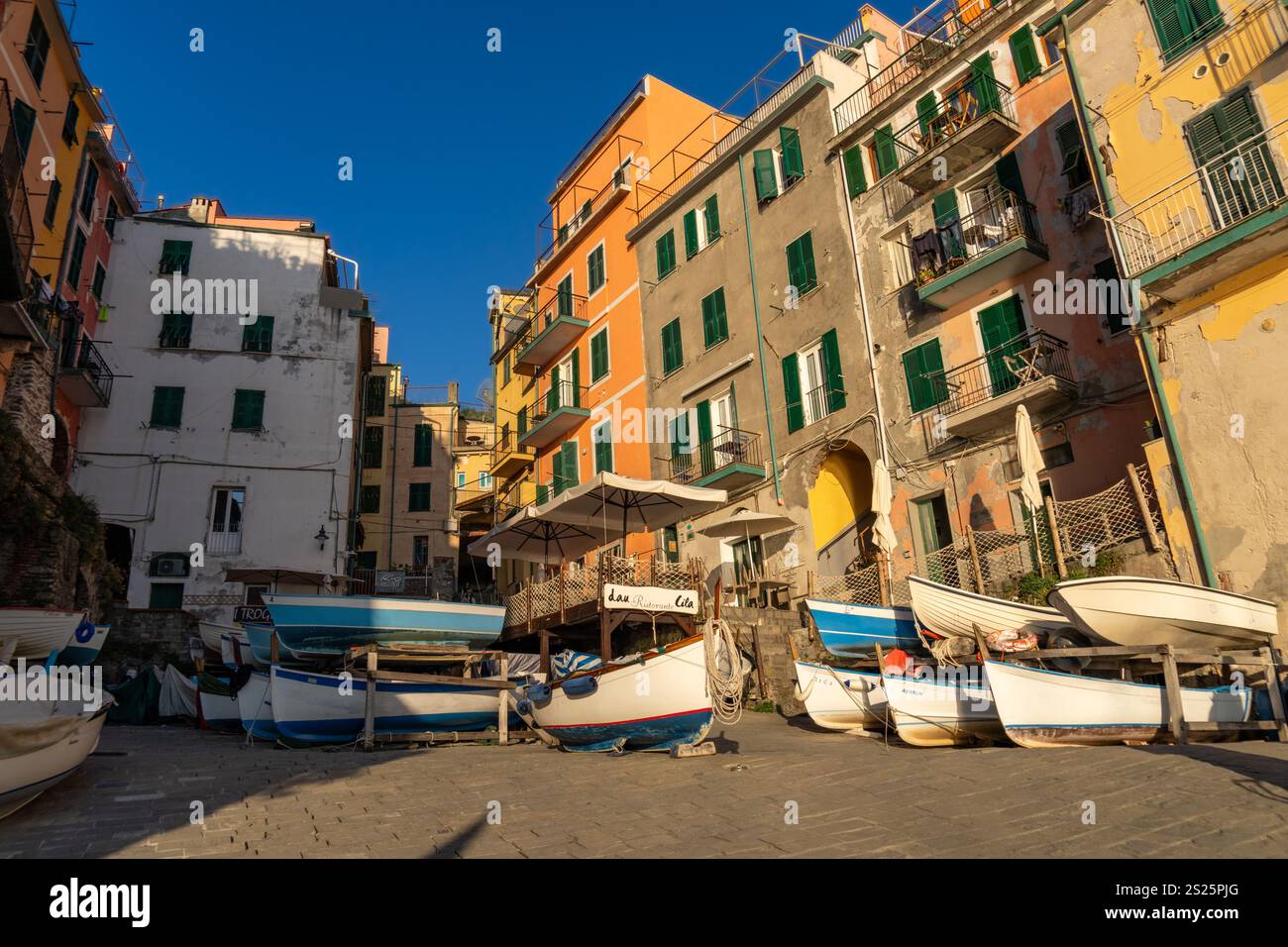 Boote stapelten sich am Hafen in Riomaggiore, Cinque Terre, Italien. Stockfoto