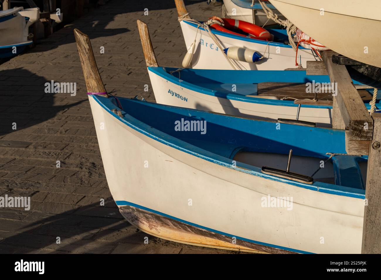 Boote aus dem Wasser am Hafen in Riomaggiore, Cinque Terre, Italien. Stockfoto