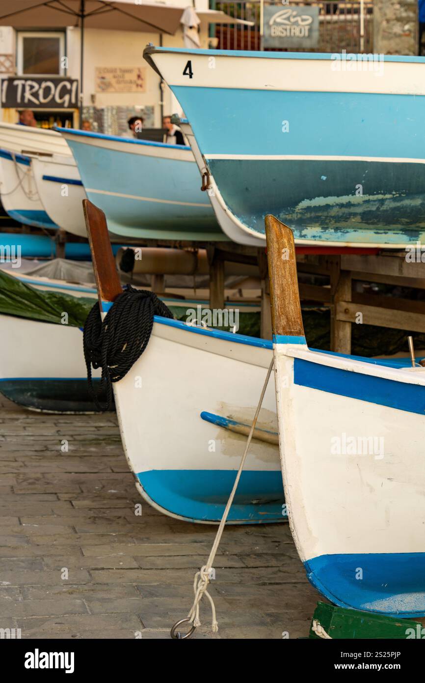 Boote aus dem Wasser am Hafen in Riomaggiore, Cinque Terre, Italien. Stockfoto