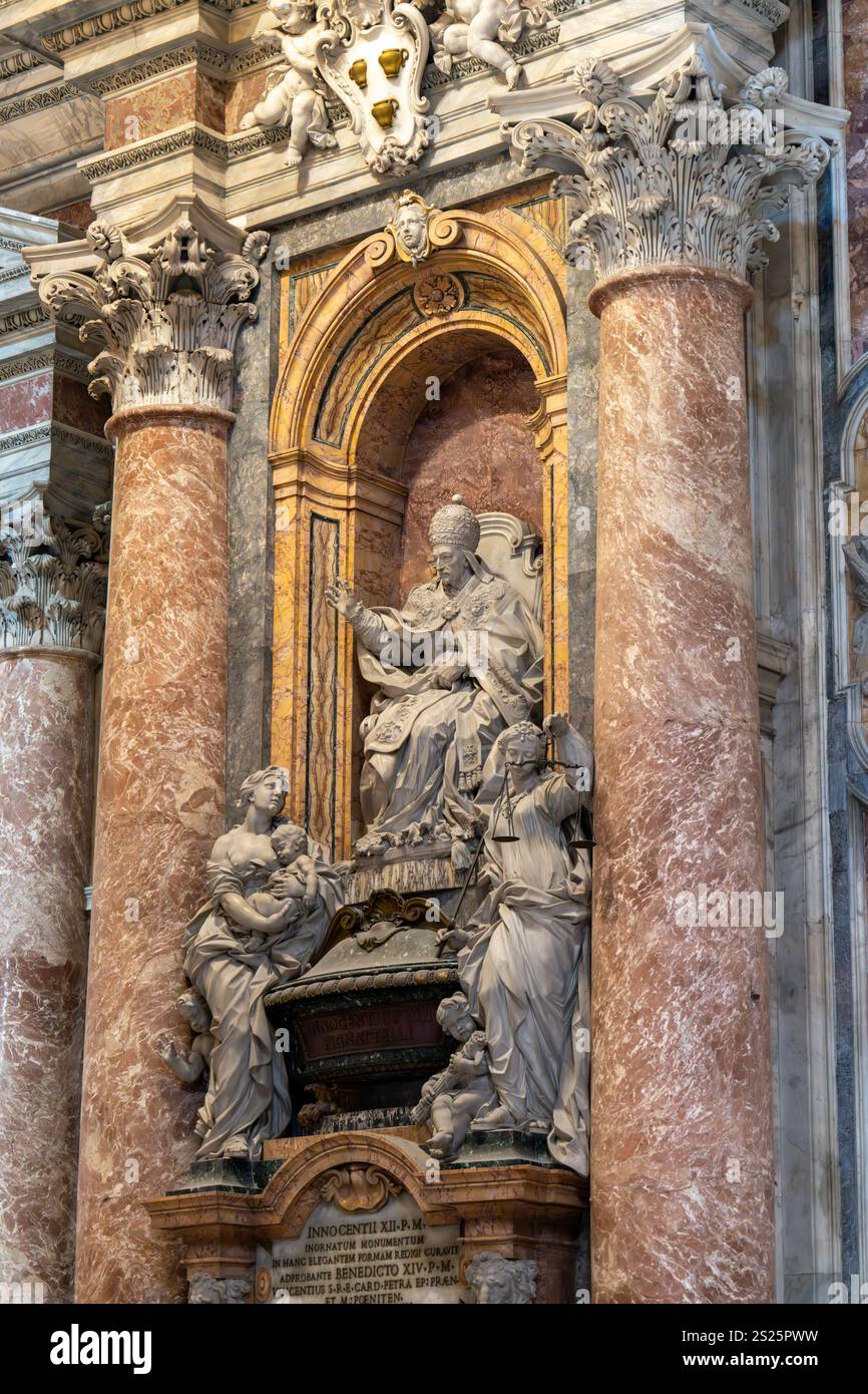 Denkmal für Papst Innozenz XII. Von Filippo della Valle im Petersdom, Vatikanstadt, Rom, Italien. Stockfoto