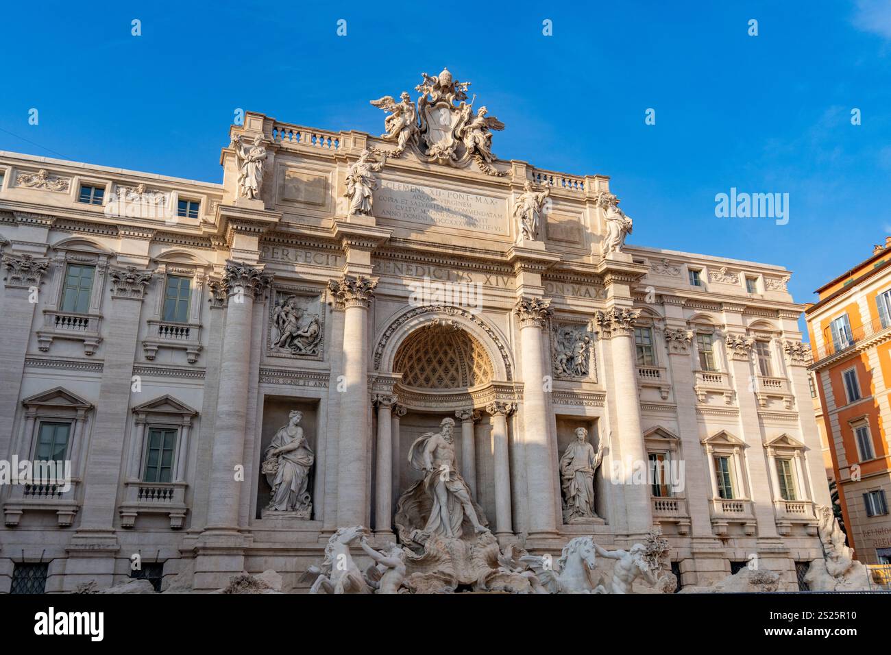 Der Trevi-Brunnen auf der Rückseite des Palazzo Poli auf der Piazza di Trevi in Rom, Italien. Stockfoto