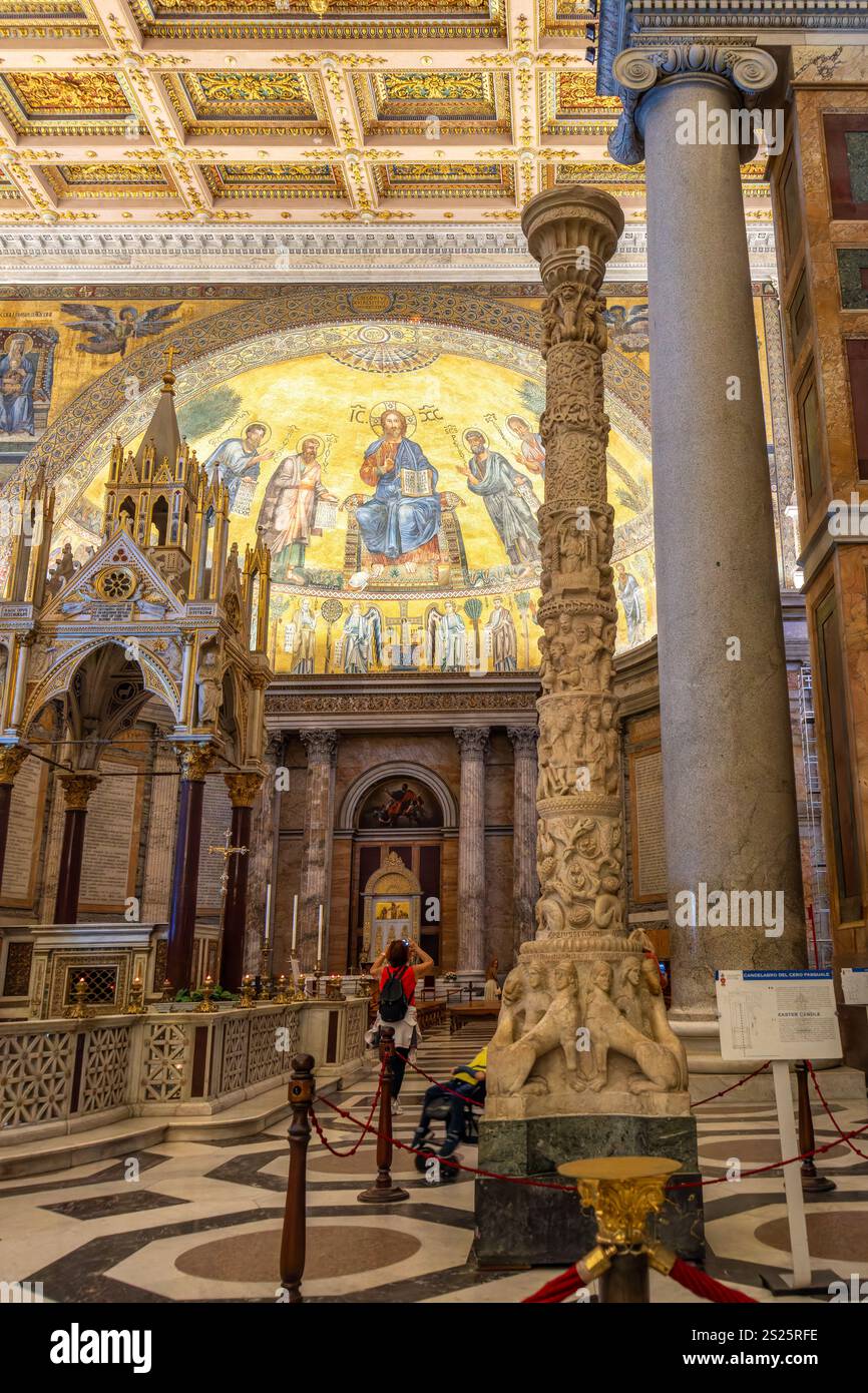 Pascual- oder Osterleuchter in der Basilika St. Paul vor den Mauern, Rom, Italien. Eine Marmorsäule mit biblischen Szenen. c. 1170 n. Chr Stockfoto