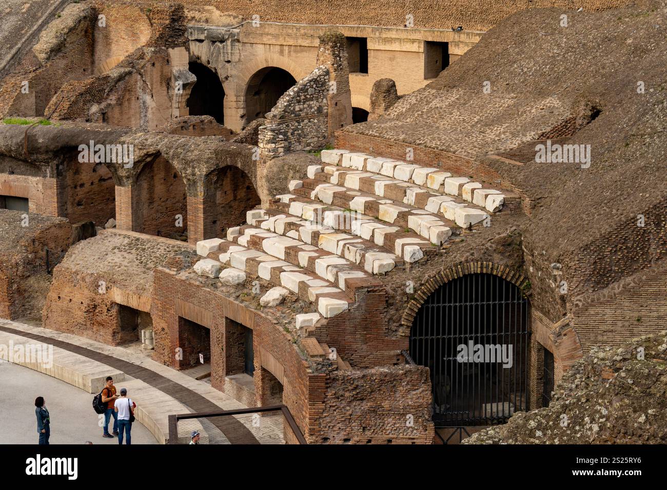 Detail der Marmorsitze für die Eliten im römischen Kolosseum oder Flavianischen Amphitheater in Rom, Italien. Stockfoto