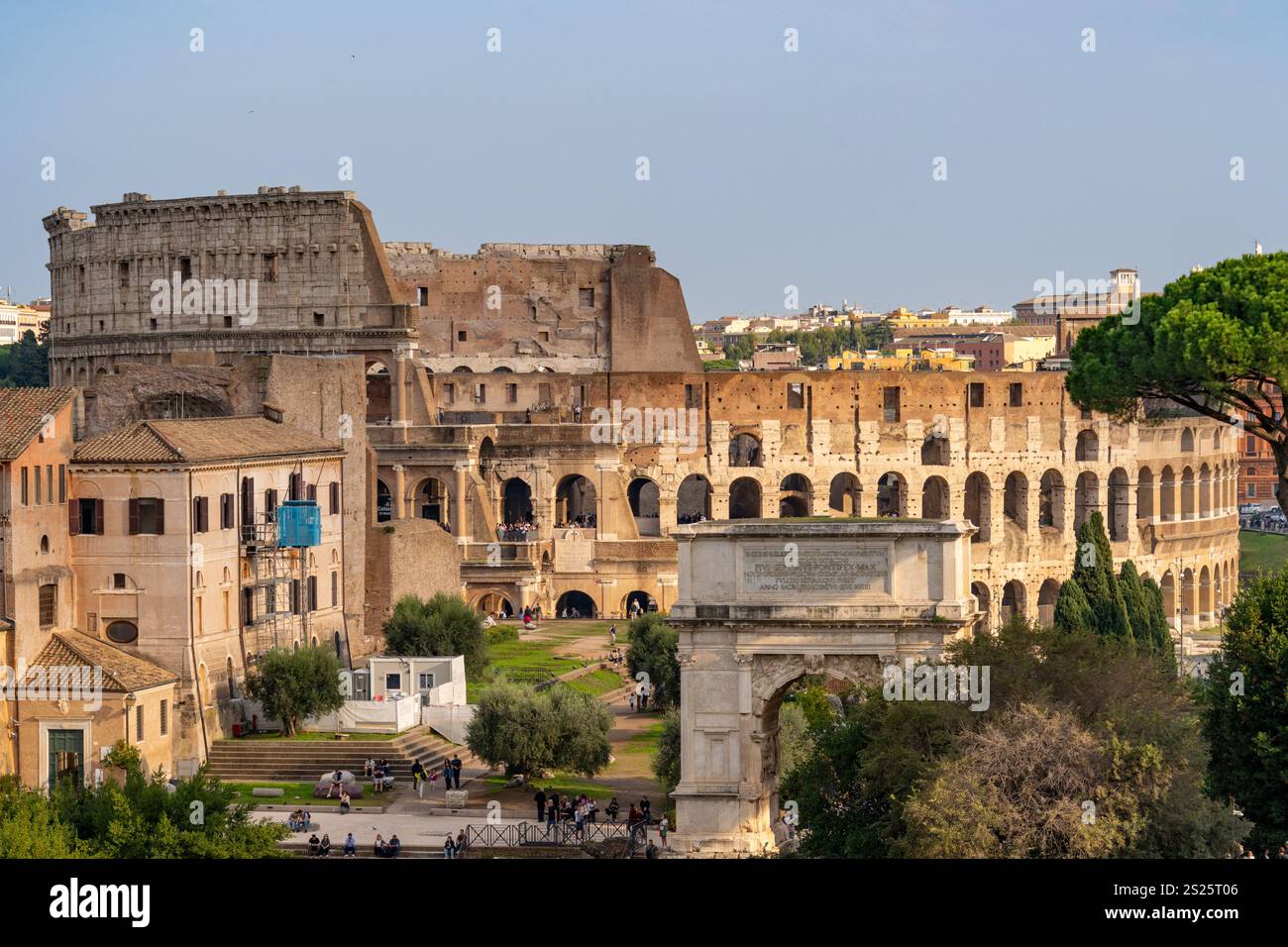 Blick auf das Kolosseum und den Titusbogen vom Palatin in Rom, Italien. Stockfoto