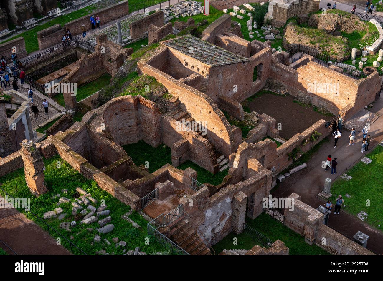 Ruinen des Hauses der Vestalen Jungfrauen im Forum im Archäologischen Park des Kolosseums. Rom, Italien. Stockfoto