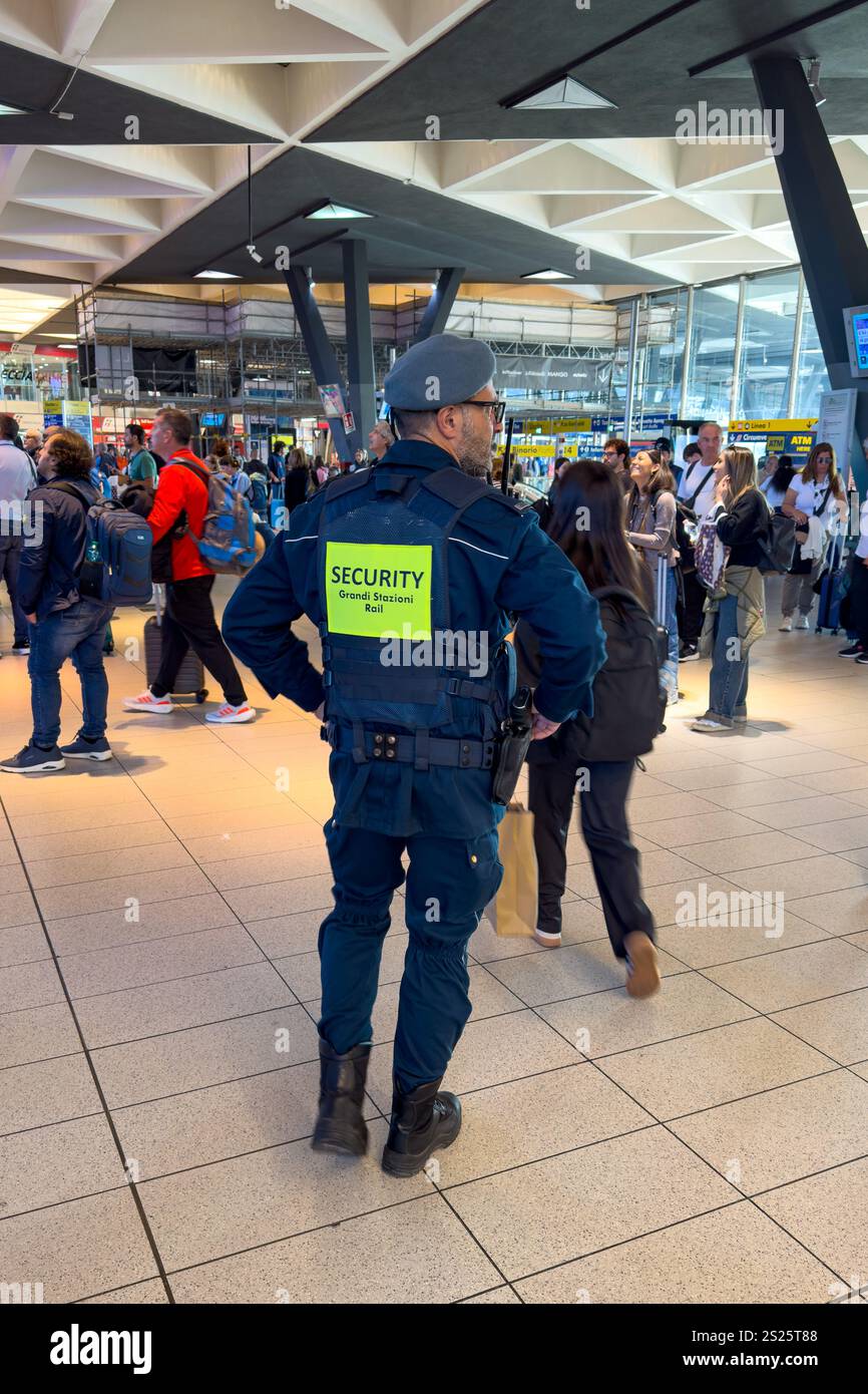 Ein bewaffneter Wachmann im Hauptbahnhof von Neapel, Italien. Stockfoto