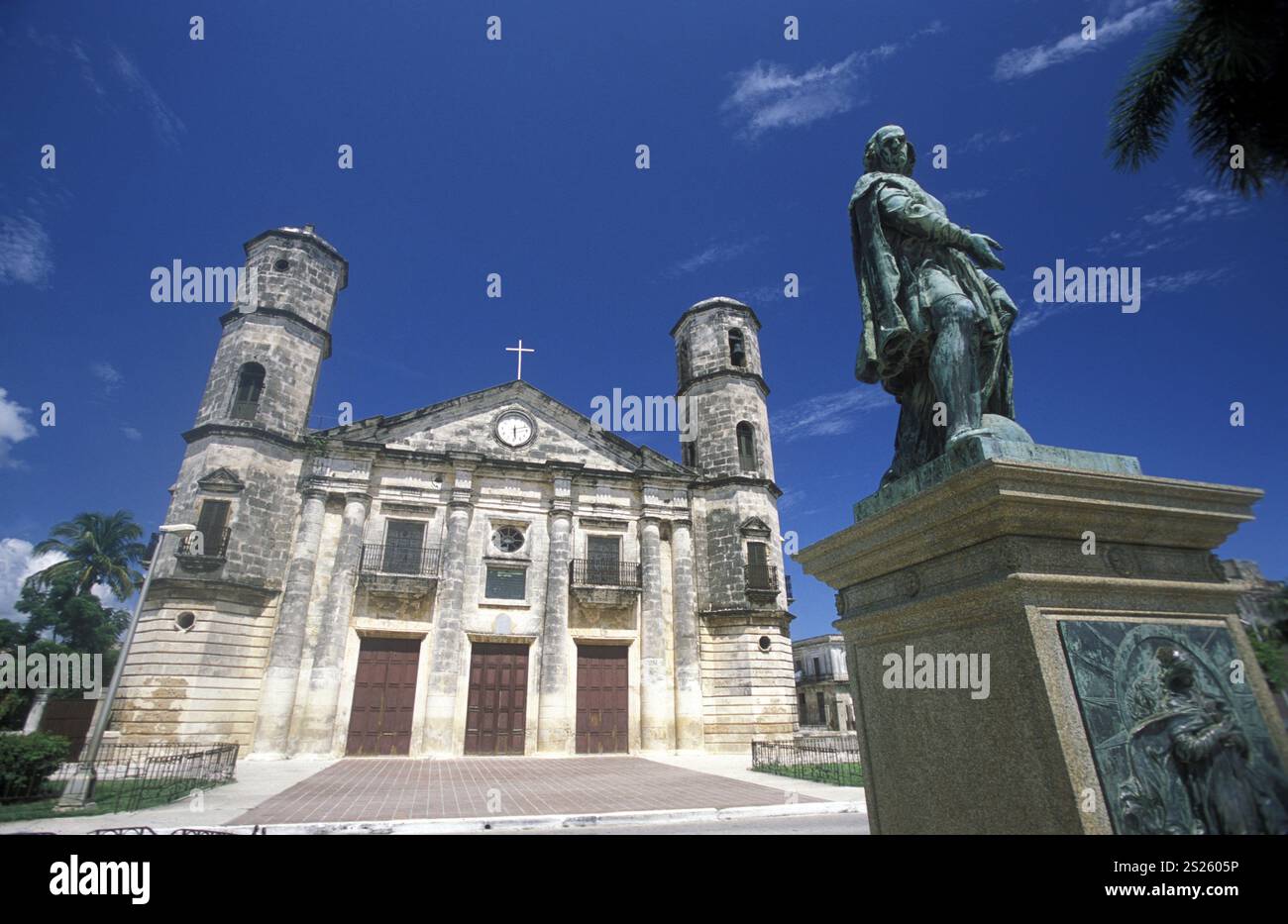 die Catedral mit einem Columbus-Denkmal in der alten Stadt von Cardenas in der Provinz Matanzas auf Kuba in der Karibik. Stockfoto