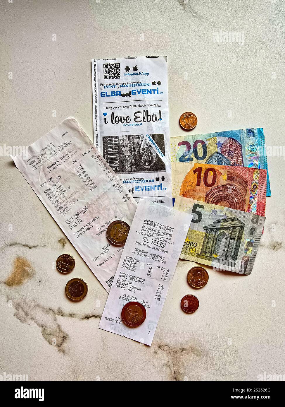 Supermarkt-Belege von Elba Island, Banknoten 20, 10 und 5 Euro und verschiedene Münzen. Wie viel Kosten Produkte und Getränke auf der Insel Elba? September Stockfoto