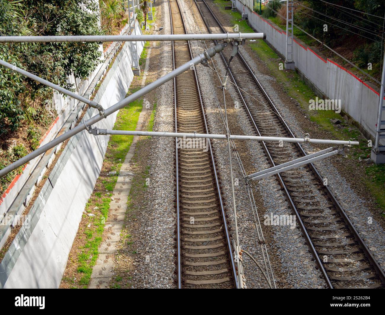 Bruchstück der Fahrdrahtaufhängung über dem Gleis Stockfoto