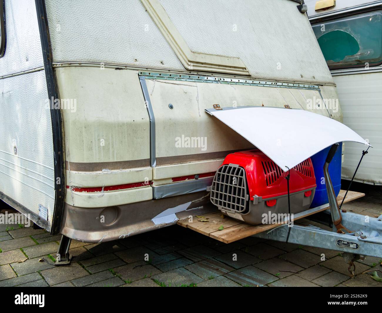 Sotschi, Russland - 19. März 2024: Der Tierträger ist am Rahmen des Wohnmobils befestigt. Stockfoto