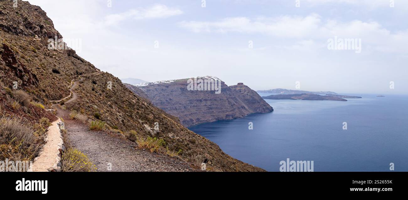 Malerischer Küstenwanderweg mit atemberaubendem Blick auf die Klippen und das Meer, Santorin, Griechenland Stockfoto