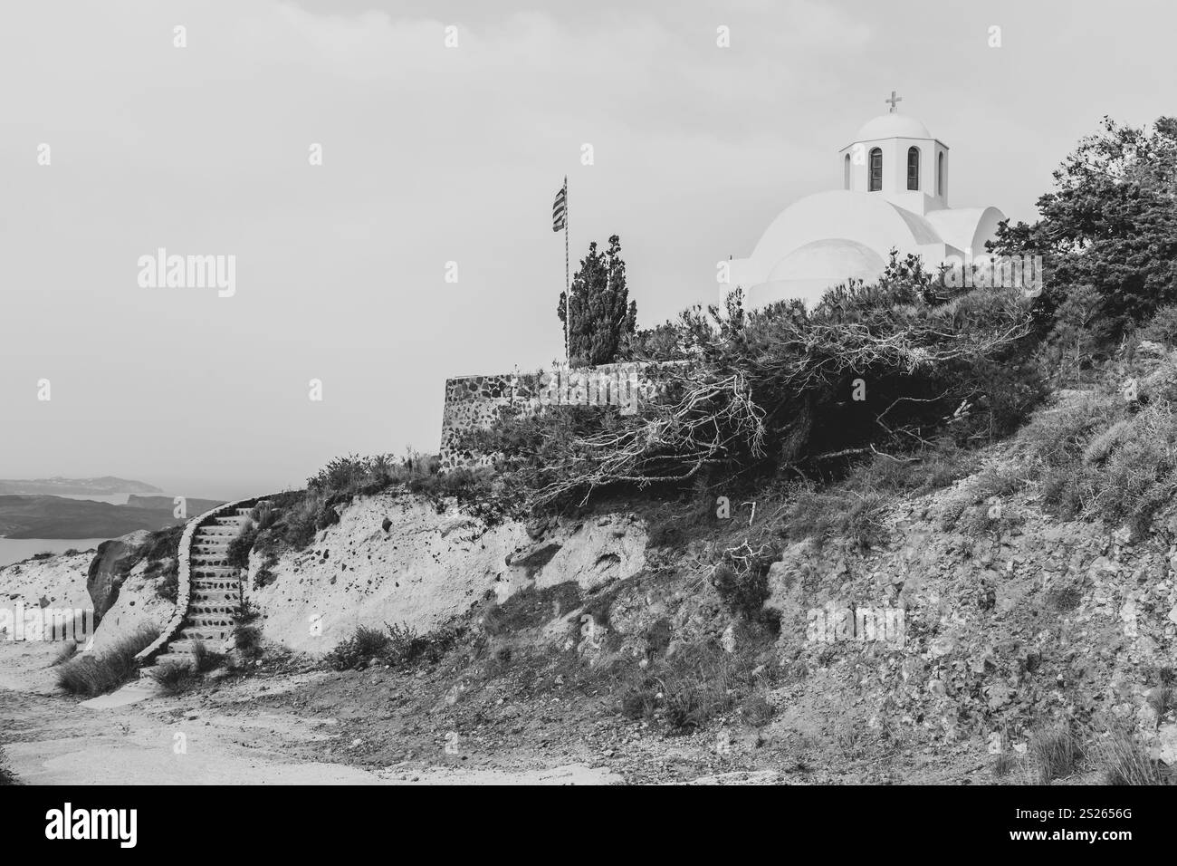 Griechische Inselkapelle in Schwarz-weiß-Landschaft, Santorin, Griechenland Stockfoto