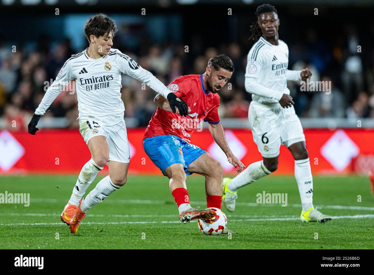 Cartagena, Spanien. Januar 2025. Arda Güler von Real Madrid CF fordert den Ball beim Spiel der Copa del Rey Runde 16 zwischen CD Minera und Real Madrid im Cartagonova-Stadion in Cartagena, Spanien. © ABEL F. ROS/Alamy Live News Stockfoto