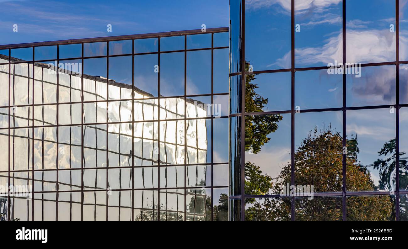 Teil eines Bürogebäudes mit viel Glas Stockfoto