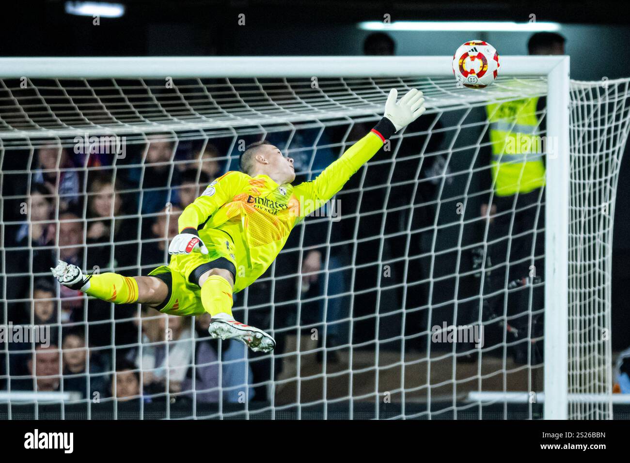 Cartagena, Spanien. Januar 2025. Lunin von Real Madrid CF versucht, während des Spiels der 16. Runde der Copa del Rey zwischen CD Minera und Real Madrid im Cartagonova-Stadion in Cartagena, Spanien, einen Ball zu fangen. © ABEL F. ROS/Alamy Live News Stockfoto
