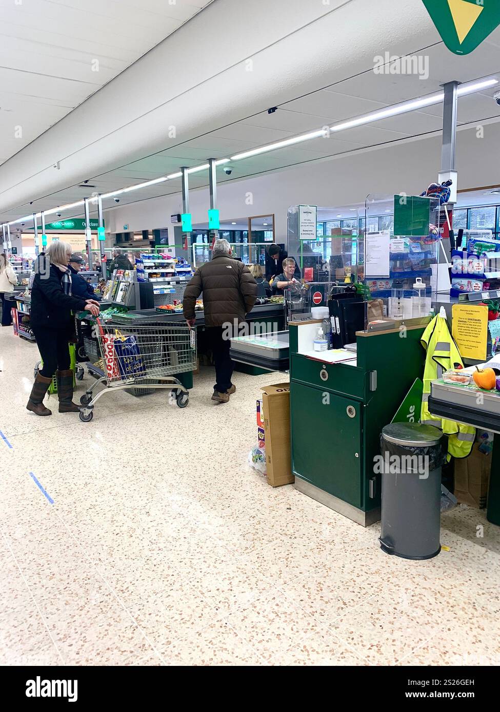 Einkaufen einkaufen Lebensmittel Postfach Burger King Morrisons Essen Essen Essen Essen Essen Essen Postfach rote Post Sammeln Sie die Shopper Dame in der Bank, stellen Sie die Leute an die Kassen - Smartphone-aufgenommenes Stockfoto