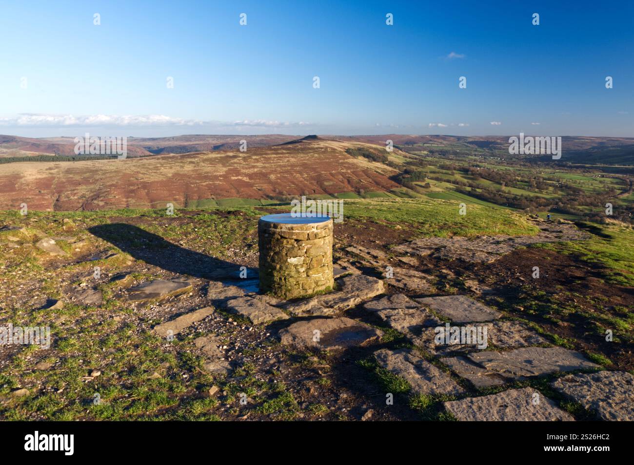 Auf dem Gipfel von Lose Hill oder Wards Place mit Winhill Pike in der Ferne, Peak District National Park Stockfoto