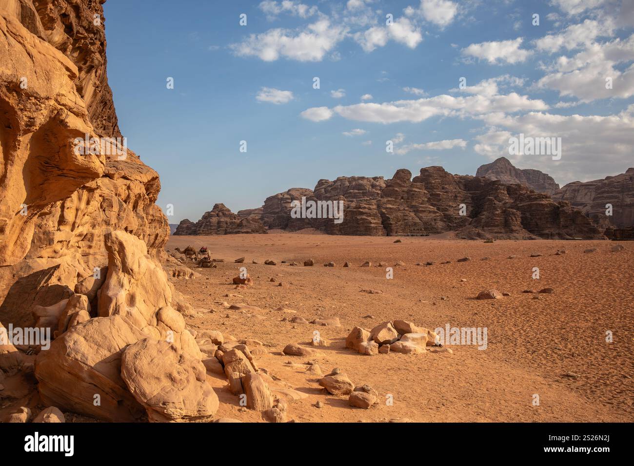 Sonnige Landschaft der wunderschönen Wüste in Jordanien. Wadi Rum im Nahen Osten mit Rocky Mountains und Sandstrand während des Tages. Stockfoto