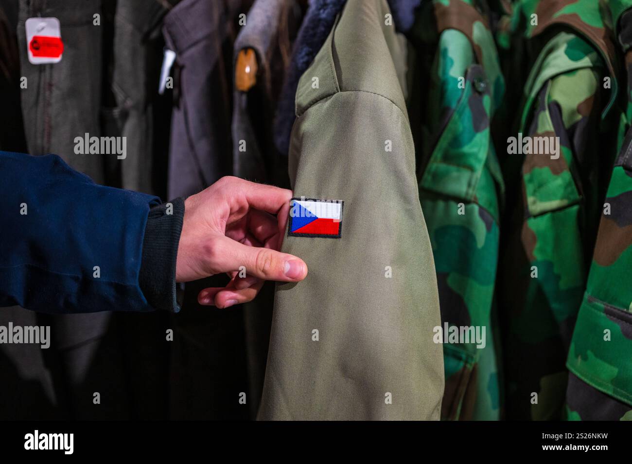 Überprüfen Sie die Flagge auf einer grünen Militäruniform Stockfoto