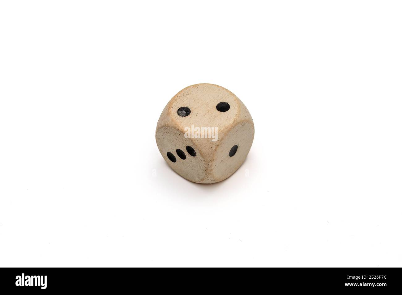 Minimalistischer weißer Holzwürfel mit zwei Punkten auf weißem Hintergrund Stockfoto
