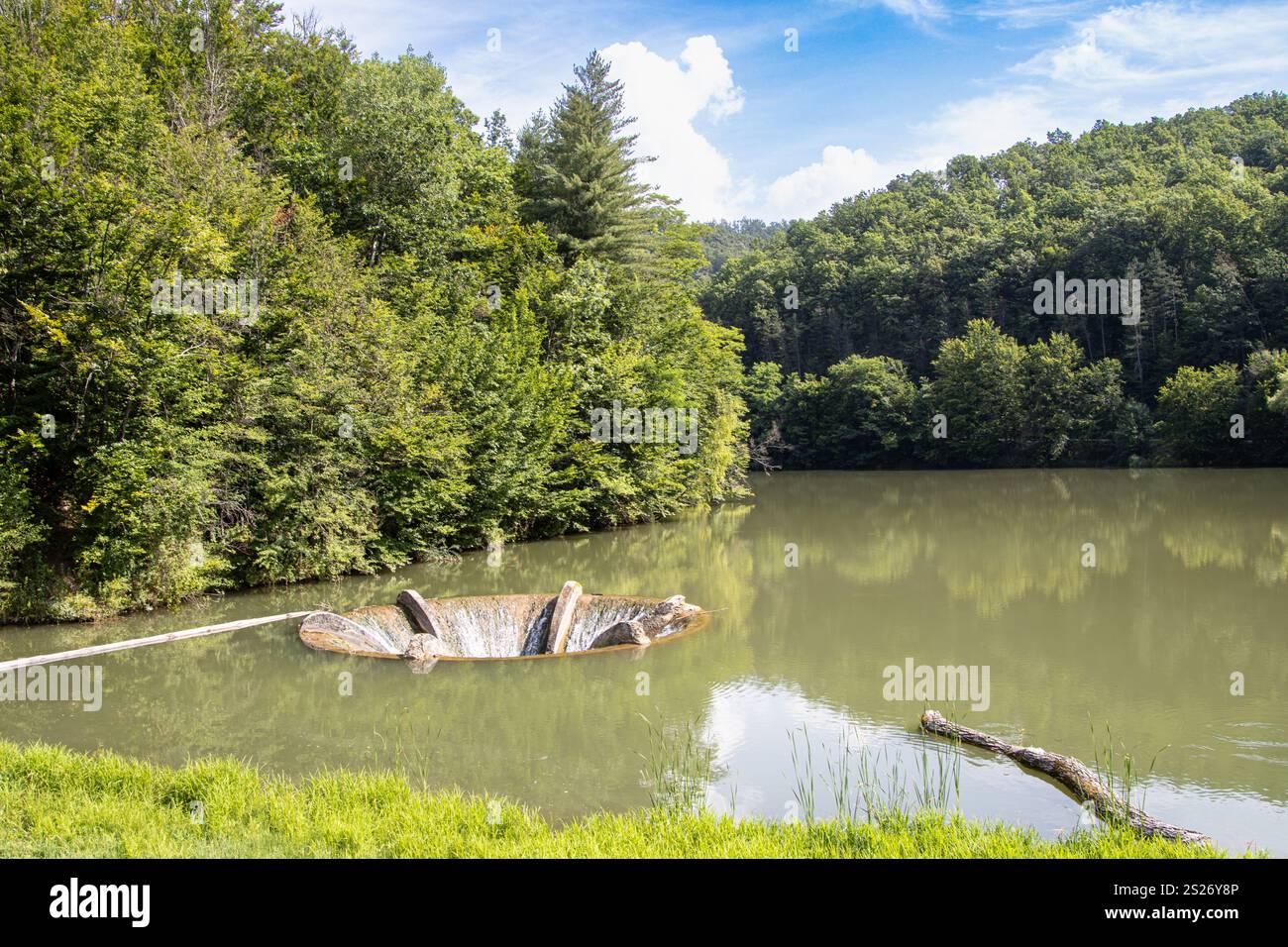 Trichterförmiger Überlauf am Vida-See. Vida-Stausee oder wirbelnder See in Luncasprie, nahe Dobresti, Kreis Bihor, Rumänien Stockfoto